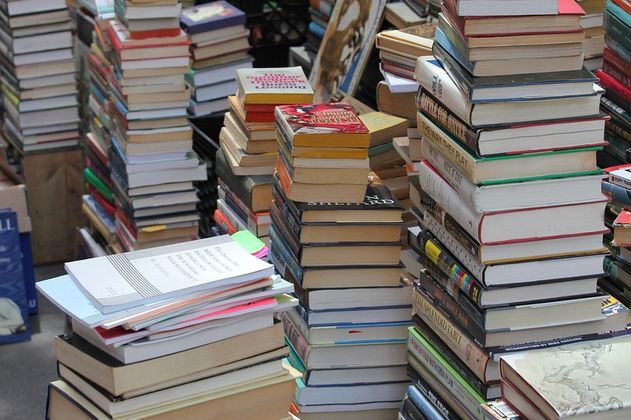 mehere hohe Buchstapel