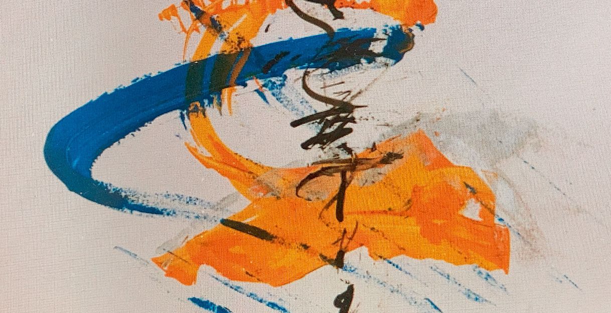 Abstrakte Malerei mit blauen, orangen und schwarzen Pinselstrichen auf weißem Hintergrund.