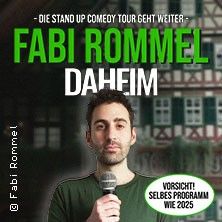 Ein Mann mit Mikrofon vor einem Fachwerkhaus, Text: Fabi Rommel - Daheim, Vorsicht! Selbes Programm wie 2025.
