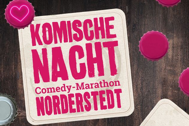 Bierdeckel mit der Aufschrift 'Komische Nacht Comedy-Marathon Norderstedt' auf Holztisch mit Kronkorken.