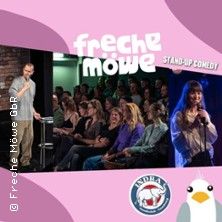 Freche Möwe - Stand Up Comedy: Eine Comedienne steht mit Mikrofon auf einer Bühne vor einem Publikum; daneben ist das Logo der Frechen Möwe zu sehen.