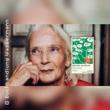 Eine ältere Frau mit weißen Haaren schaut nachdenklich zur Seite. Neben ihr ist das Buchcover von 'Abschied leben' von Gabriele von Arnim zu sehen.