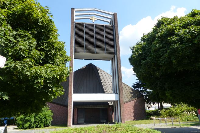 Evangelisch-Lutherische Kirche in Sasel mit markantem Glockenturm und Kreuz.