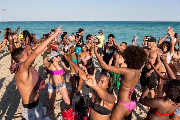 Das Bild zeigt feiernde Studenten zum Spring Break am Strand in Miami Southbeach. 