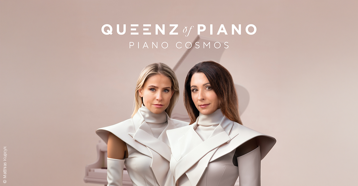 Zwei Frauen in futuristischen Outfits vor einem stilisierten Klavierhintergrund mit dem Schriftzug 'Queenz of Piano - Piano Cosmos'.