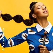 Frau mit Zopf und Geige vor gelbem Hintergrund.