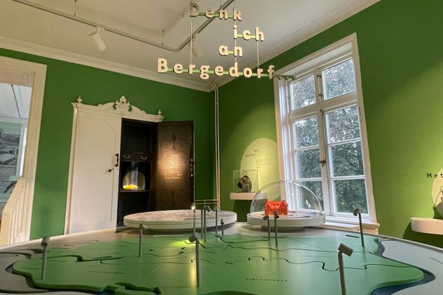 Blick in einen Themenraum der Ausstellung "Stadtlandfluss - unterwegs in Bergedorf"