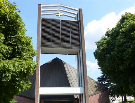 Außenansicht der evangelisch-lutherischen Kirche in Sasel mit modernem Glockenturm und Kreuz.