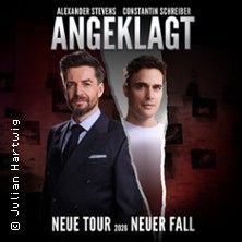 Zwei Männer stehen nebeneinander vor einem dunklen Hintergrund mit Fotos. Text: "Angeklagt - Neue Tour 2026 Neuer Fall".