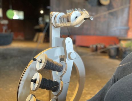 Ein Spinnrad in Bewegung auf dem Flett im Rieck Haus