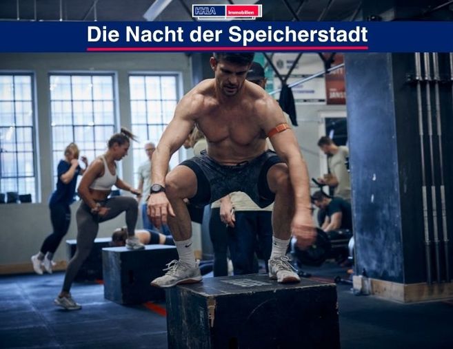 Menschen trainieren in einem Fitnessstudio mit Boxen und Gewichten.