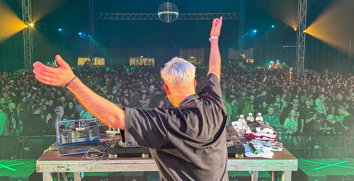 Der DJ Steve Clash steht auf einer Bühne vor einem großen Publikum des Hurricane Festivals 2025