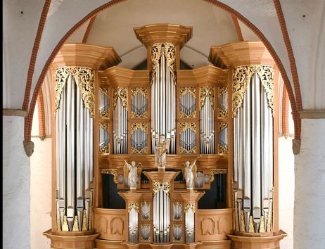 Arp-Schnitger-Orgel in einer Kirche mit goldenen Verzierungen und Pfeifen.