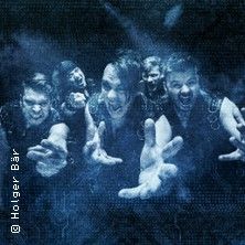 Bandmitglieder von Heldmaschine in blauer Beleuchtung, die energisch in die Kamera schauen.