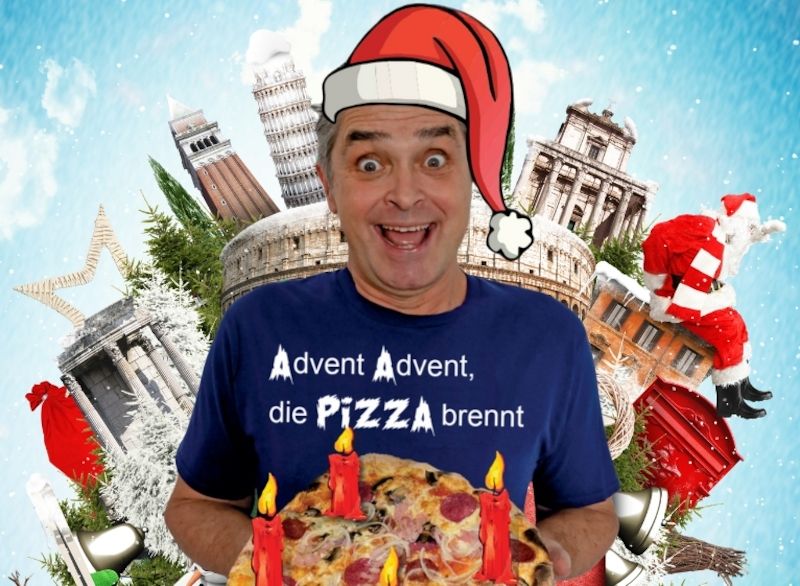 Ein Mann mit Weihnachtsmütze hält eine Pizza mit Kerzen vor einer Collage aus italienischen Wahrzeichen.