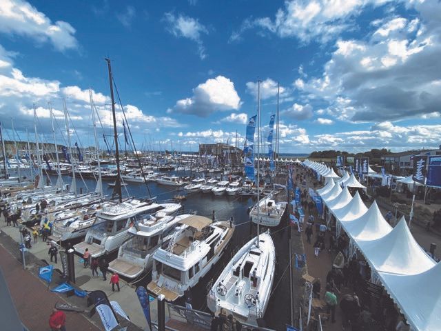 Yachthafen mit zahlreichen Booten und Besuchern bei einem Festival.