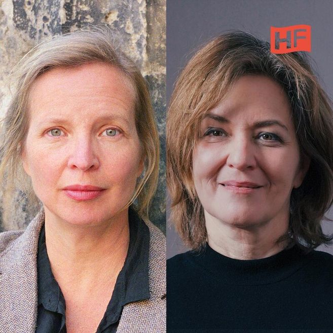 Zwei Frauen nebeneinander, eine mit blonden Haaren und eine mit braunen Haaren, vor neutralem Hintergrund.