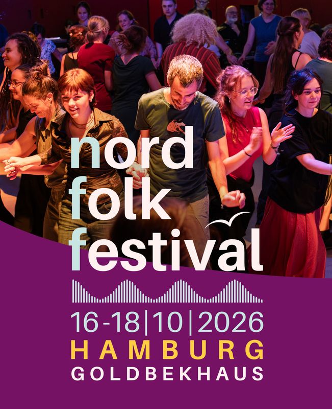 Menschen tanzen auf dem Nord Folk Festival; Plakat mit der Aufschrift „nord folk festival“, 16–18.10.2026, Hamburg, Goldbekhaus.