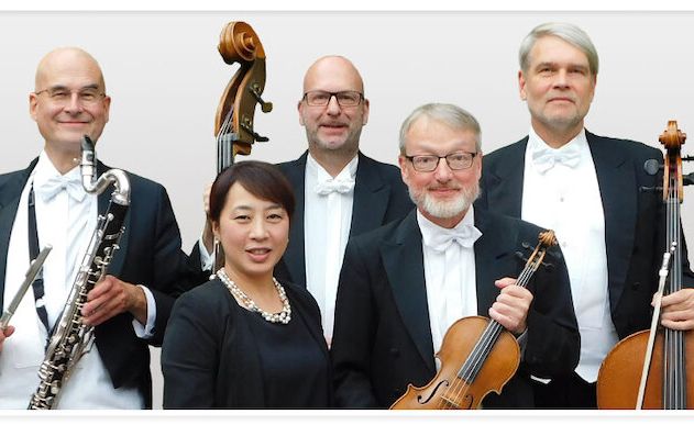 Fünf Mitglieder des Bremer Kaffeehaus Orchesters in formeller Kleidung mit Instrumenten.