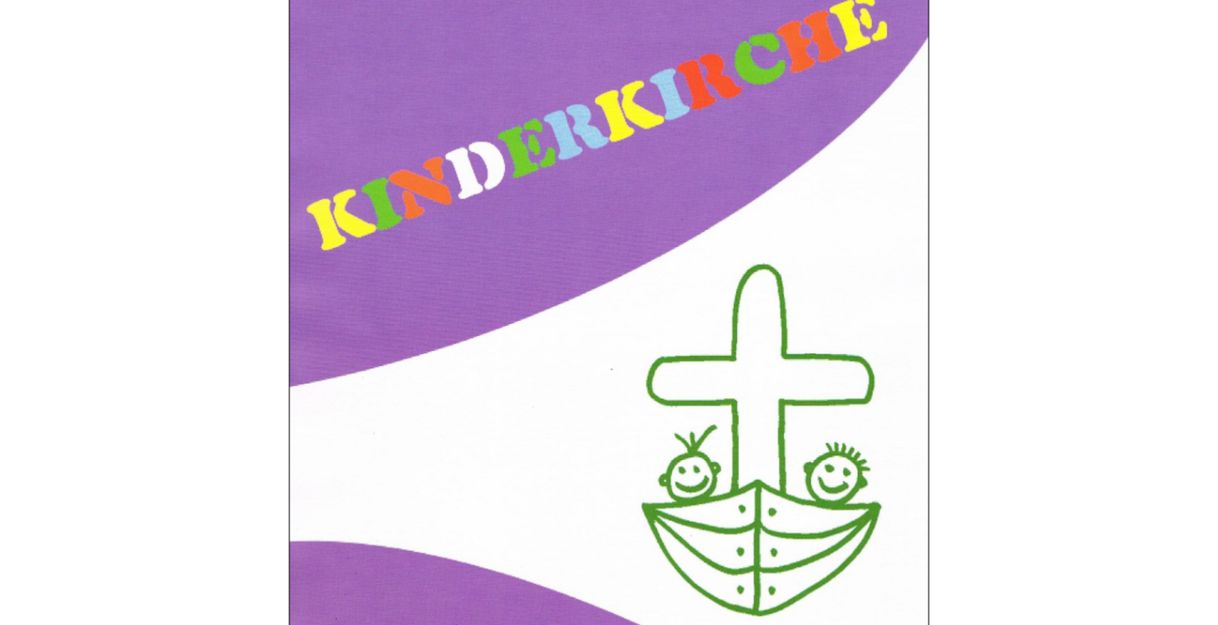 Logo der Kinderkirche mit buntem Schriftzug und grünem Kreuz mit Boot und Kindern.