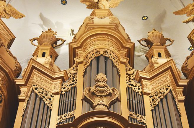 Detailansicht einer reich verzierten Orgel in einer Kirche.
