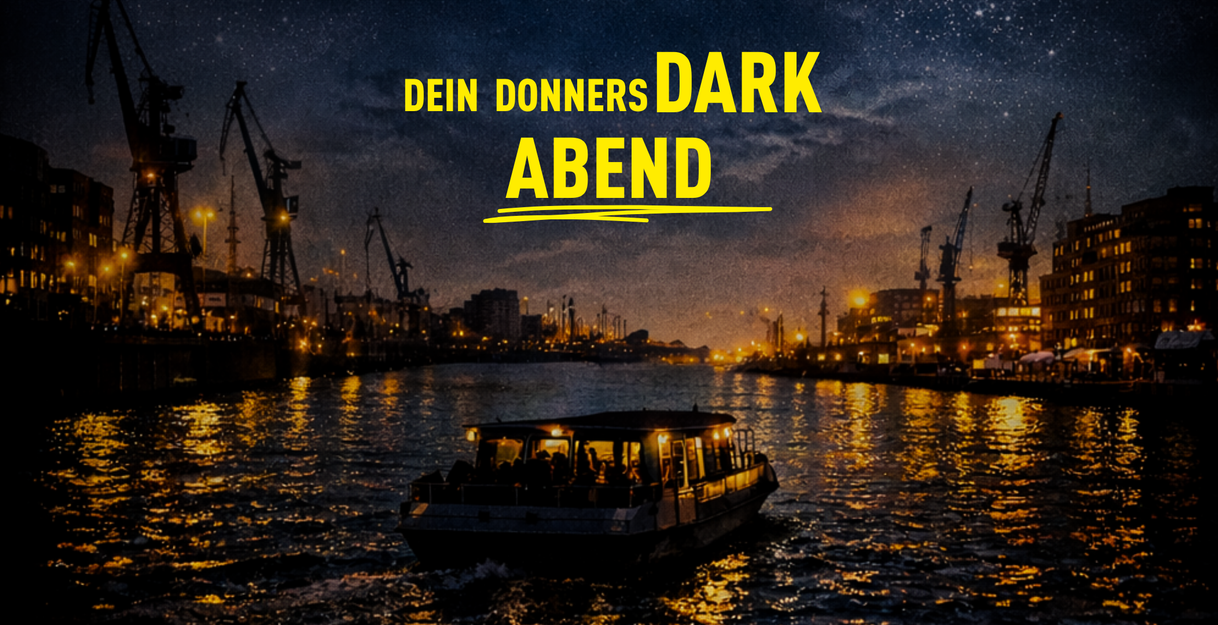 Nächtliche Hafenansicht in Hamburg: Ein beleuchtetes Boot fährt über das Wasser, im Hintergrund Kräne und Lichter der Stadt. Darüber der gelbe Schriftzug ‚Dein DonnersDARK Abend‘ sowie das Logo von Dialog im Dunkeln Hamburg.