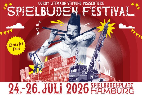 Werbeplakat für das „Spielbudenfestival“ in Hamburg. Rot gestaltetes Poster mit einer Person in der Mitte, die mehrere Musikinstrumente spielt. Im Hintergrund sind Gebäude der Reeperbahn sowie ein Feuerwehrfahrzeug und eine Drehleiter zu sehen. Oben steht „Spielbudenfestival“, links ein Hinweis „Eintritt frei“. Unten die Veranstaltungsdaten „24.–26. Juli 2026“ sowie der Ort „Spielbudenplatz Hamburg“.