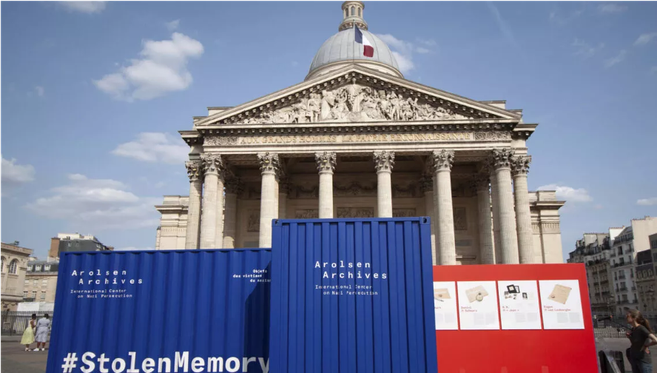 Blauer Container mit der Aufschrift '#StolenMemory' vor dem Panthéon in Paris.