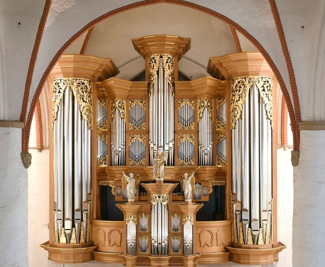 Eine prächtige Orgel mit goldenen Verzierungen und Pfeifen in einer Kirche.
