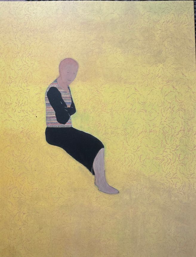 eine Frau in Sitzposition in der Luft ohne Stuhl vor einem goldenen Hintergrund