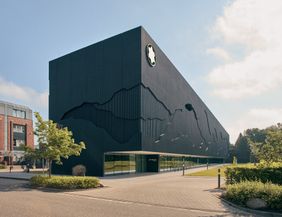 Das schwarze Gebäude des MONTBLANC HAUS von der Seite.