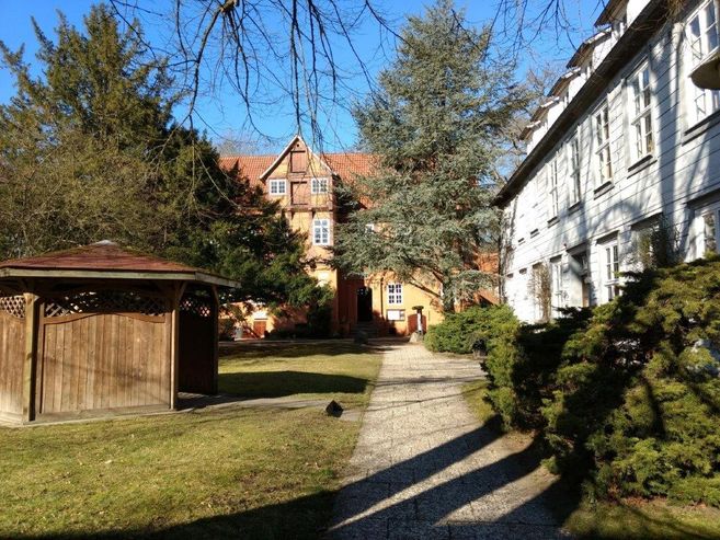 sommerliches Gelände des GSI