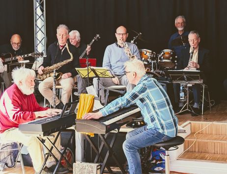 Die band spielt auf der Bühne