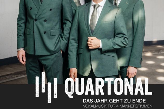 Vier Männer in grünen Anzügen posieren für ein Konzertplakat der Gruppe Quartonal.