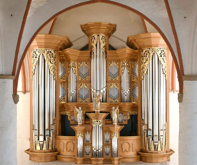 Eine prächtige Orgel mit goldenen Verzierungen und Pfeifen in einer Kirche.