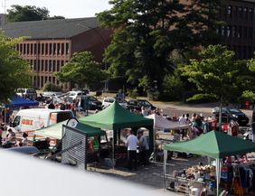 Marktplatz Neugraben,viele Stände und Menschen.