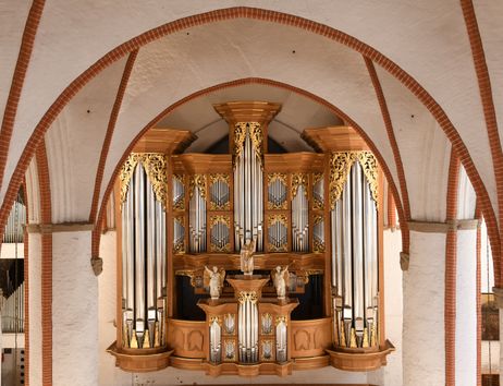 Eine prächtige Orgel mit goldenen Verzierungen in einer Kirche.