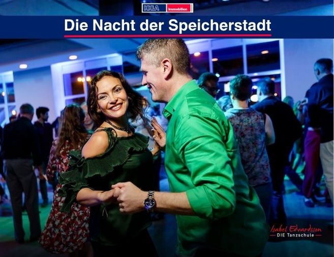 Ein Paar tanzt fröhlich Discofox in einem beleuchteten Raum während der Veranstaltung 'Die Nacht der Speicherstadt'.