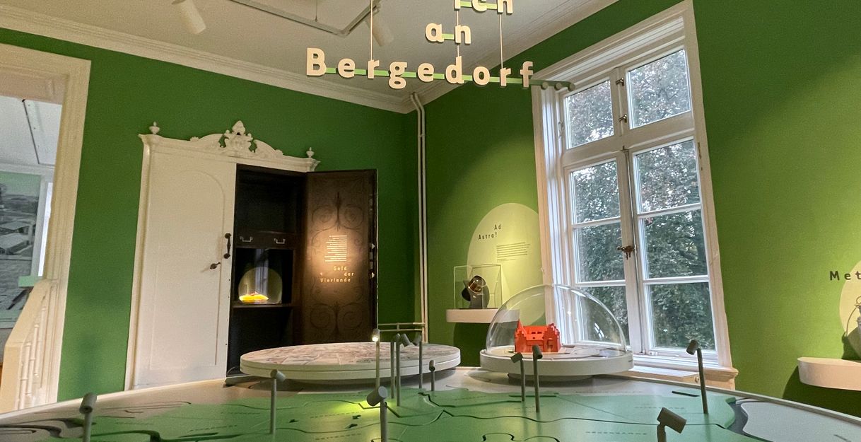 Blick in einen Themenraum der Ausstellung "Stadtlandfluss - unterwegs in Bergedorf"