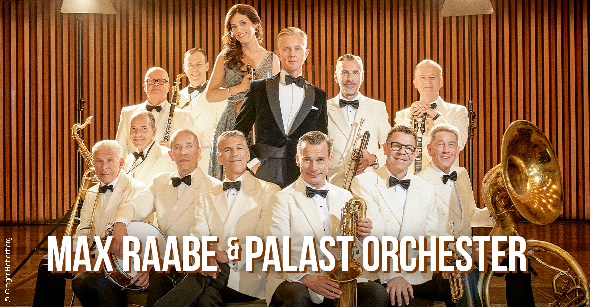 Max Raabe und das Palast Orchester posieren in eleganter Kleidung mit Instrumenten vor einer Holzwand.