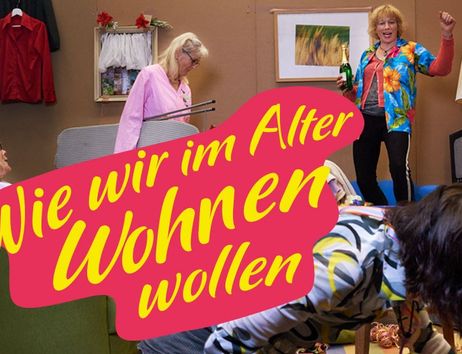 Ältere Menschen in bunter Kleidung bei einem Workshop über Wohnformen im Alter.