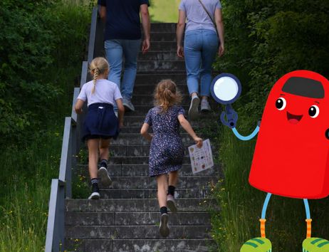 Zwei Erwachsene und zwei Kinder steigen die Treppe auf dem Energieberg hinauf.