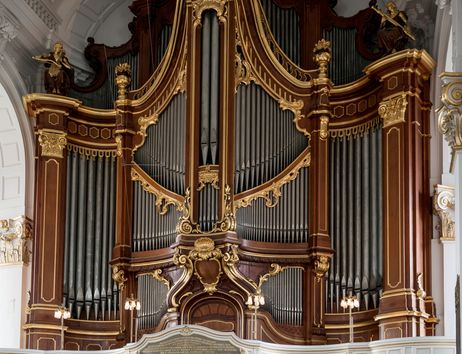 Große Orgel in einer Kirche mit reich verzierten Pfeifen und goldenen Details.