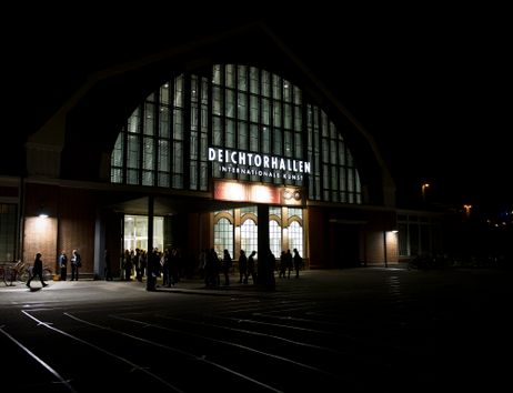 Außenansicht der Deichtorhallen bei Dunkelheit