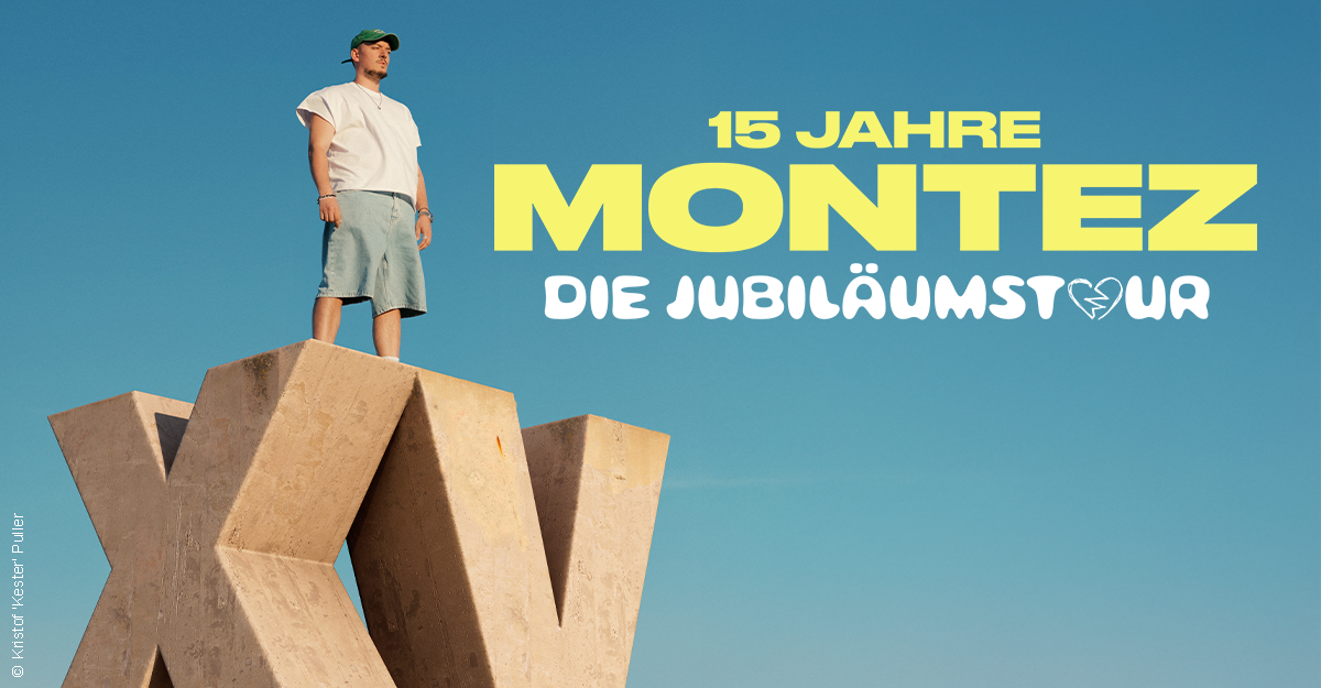Ein Mann steht auf einem großen, steinernen Buchstaben X vor blauem Himmel. Text: 15 Jahre Montez - Die Jubiläumstour.