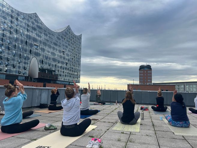 Yoga auf der Dachterrasse mit Blick auf die Elphi