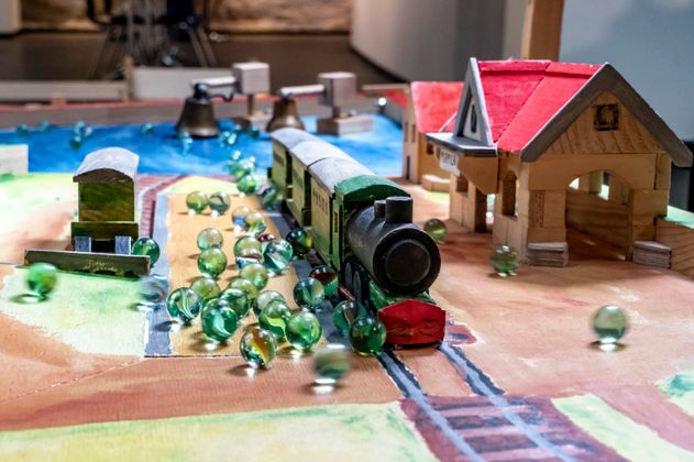 Murmiland-Riesenmurmelbahn Ausschnitt mit Bahnhof, Zug und vielen Glasmurmeln