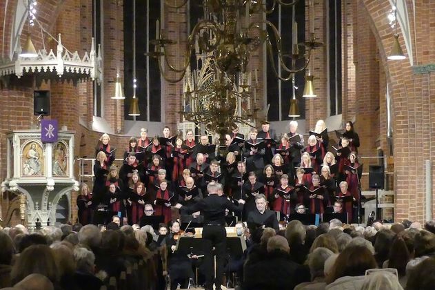 Chor singt in einer Kirche während eines Konzerts.