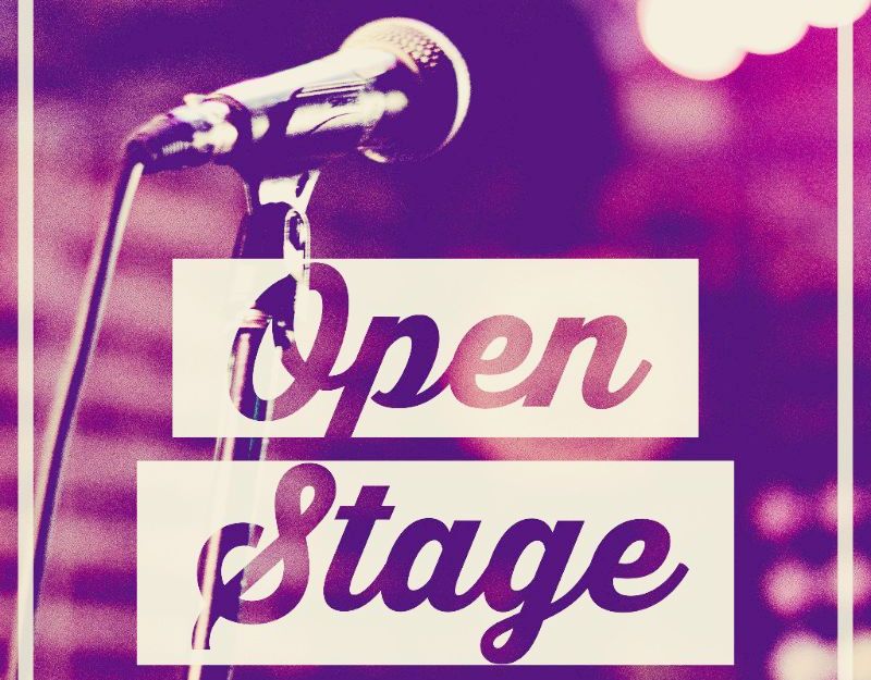 Ein Mikrofon und der Shcriftzug "Open Stage"