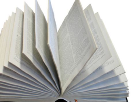 Ein aufgeschlagenes Buch mit sichtbarem Text auf weißem Hintergrund.